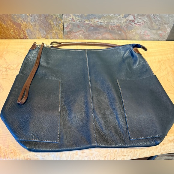 Peter Kent Handbags - NWOT Peter Kent, Argentina, pebbled navy blue leather, brown strap, zipper pull